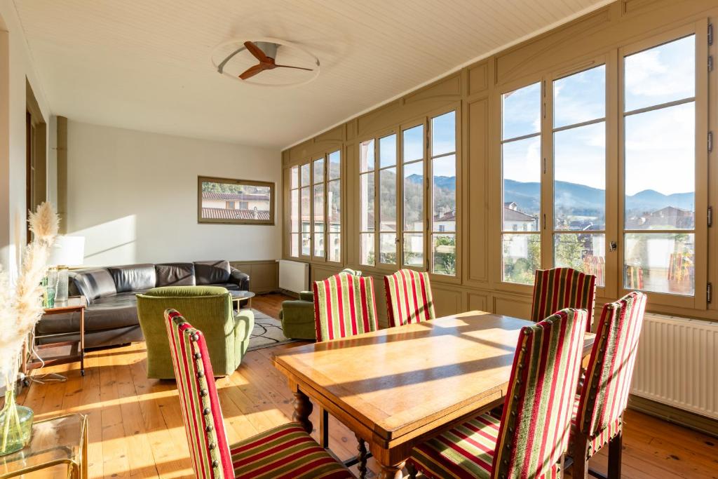 a living room with a table and chairs and a couch at Casa Miasto - Chambres d'hôtes & Spa in Aspet