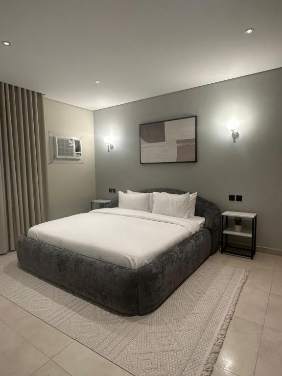 a bedroom with a large bed with white sheets at Ambra 213 in Medina