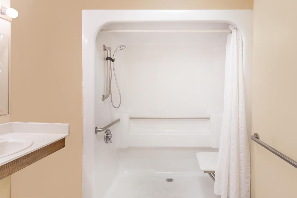 Baymont by Wyndham Florence/Muscle Shoals - King Room - Segundo Piso/no Fumar