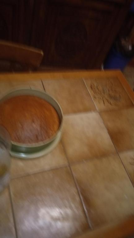 Eine Schüssel steht auf einem Holztisch in der Unterkunft Gillet in LʼIsle-sur-la-Sorgue
