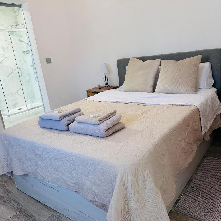 a bedroom with a bed with towels on it at Vivenda Silva in Santo António da Charneca