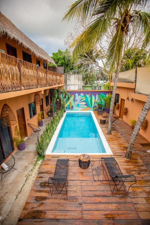 ein Schwimmbad mit zwei Liegestühlen und ein Resort in der Unterkunft Hotel Sur Bacalar in Bacalar