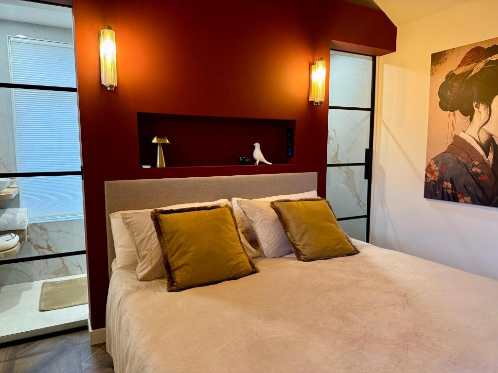 a bedroom with a large bed with yellow pillows at Casa Dos in Hendrik-Ido-Ambacht