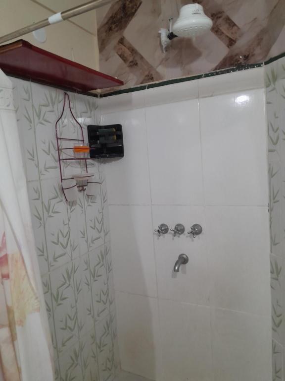 a bathroom with a shower with a sink and a shower at Apartamento comodo in Asunción