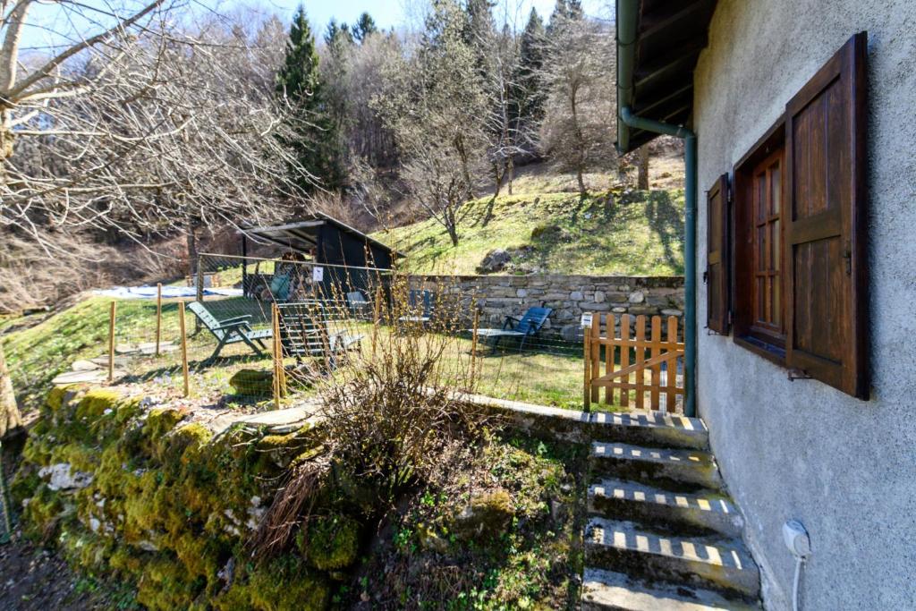 a room with a door and stairs leading to a yard at Chalet Niki BELLAGIO in Bellagio