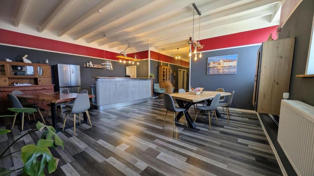 a kitchen and dining room with tables and chairs at RhinQuartier FeWo Loft-Style in Rheinsberg