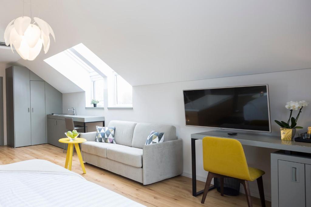 TV a/nebo společenská místnost v ubytování Livris Hotel
