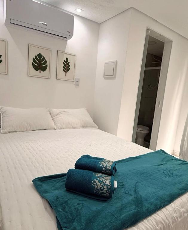 a bedroom with a bed with two towels on it at Khvfdg in Abraão