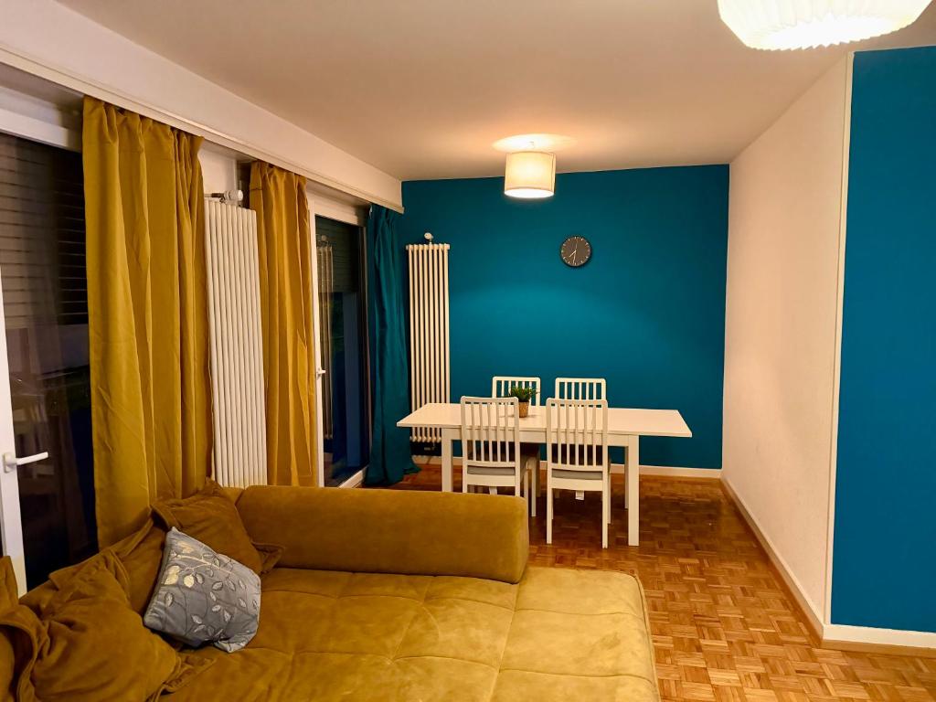un salon avec un canapé et une table dans l'établissement Aliyah, à Lausanne