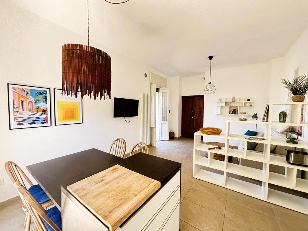 a kitchen and dining room with a table and chairs at Casa Melina - Pesaro Mare in Pesaro