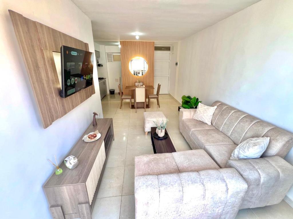 a living room with a couch and a table at Apartamento para Descansar en Valledupar in Valledupar