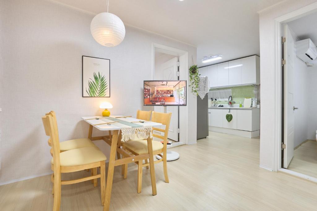 Kitchen o kitchenette sa NEW Sinchon 5min, 3ROOM, near Hongdae,DDP, Seongsu 20min, Free K-snacks, WIFI, OTT