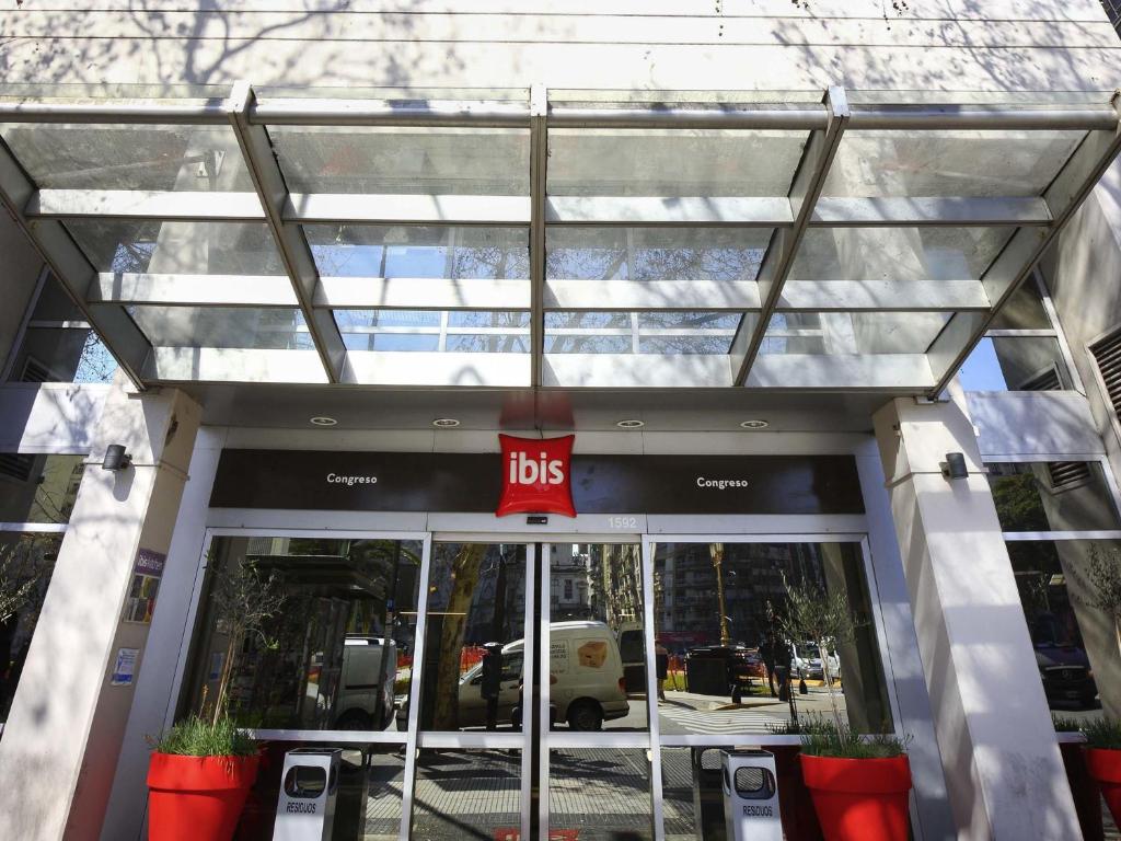 a store front with a big sign in the window at ibis Buenos Aires Congreso in Buenos Aires