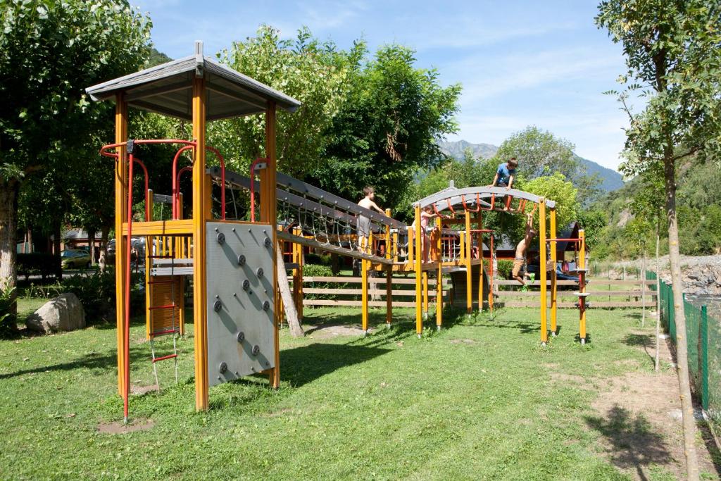 Herní místnost nebo prostor pro děti v ubytování Bungalows Verneda Mountain Resort