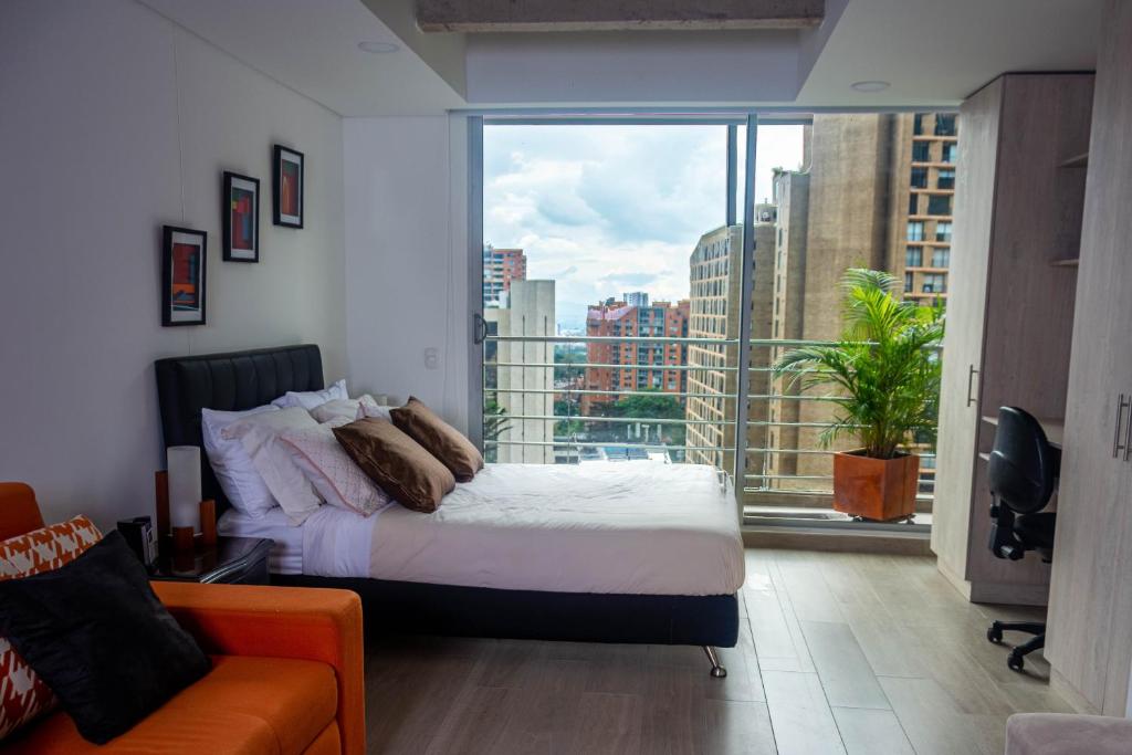 a bedroom with a bed and a large window at Confortable Apartamento Centro de Bogotá in Bogotá