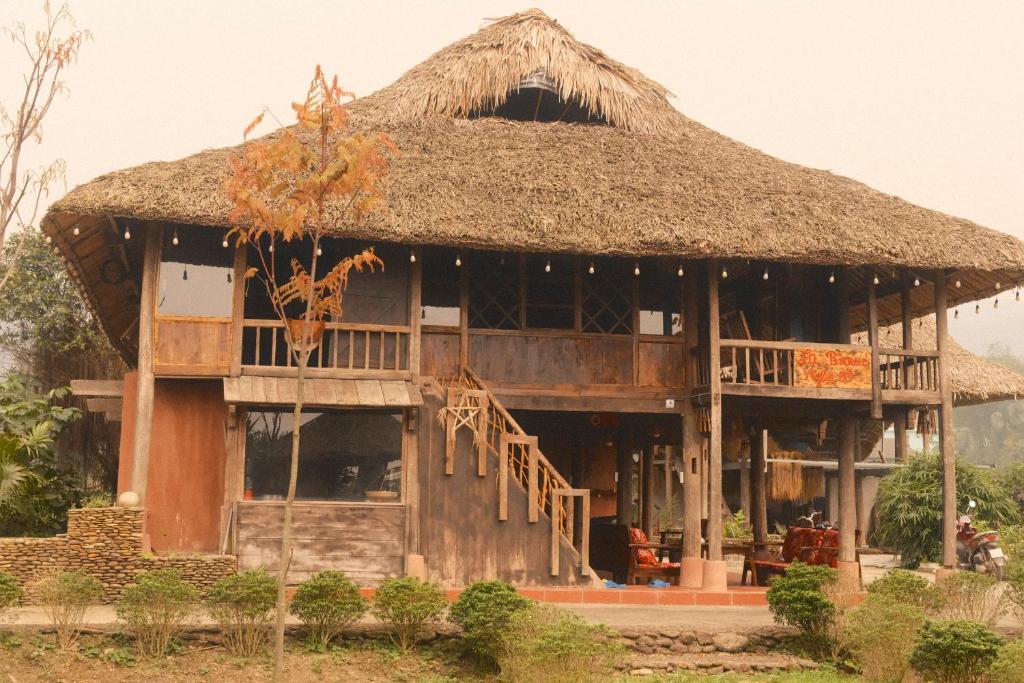 a large hut with a thatched roof at La Beauté Nghia Do in Nghĩa Ðô