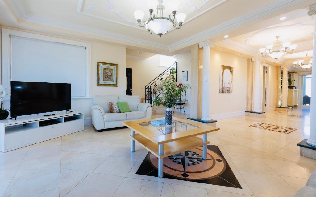 a living room with a television and a table at ABC Beachside Retreat in Rosebud