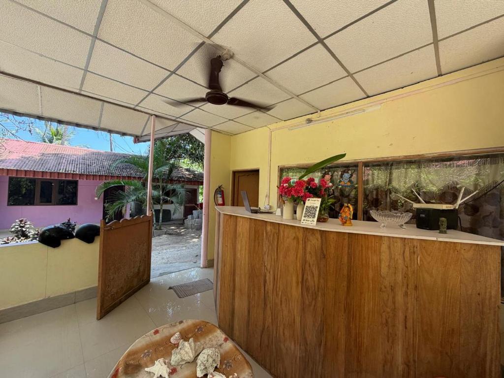 a kitchen with a bar with a fish tank on the counter at Harmony - Havelock Island in Havelock Island