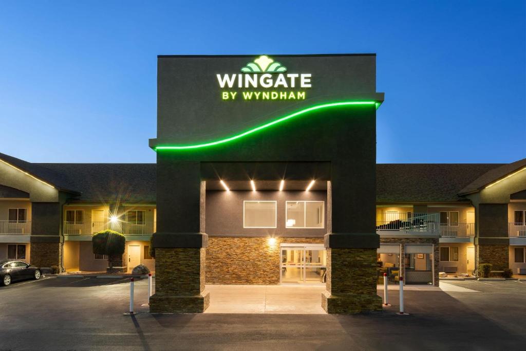 a building with a sign that reads winnie by wilkinson at Wingate by Wyndham Cedar City in Cedar City