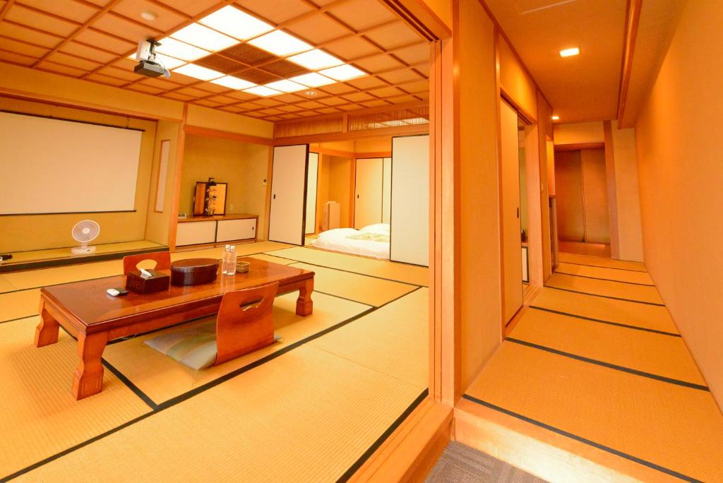 a room with a wooden table in a room at 熱海の隠れ里 in Atami