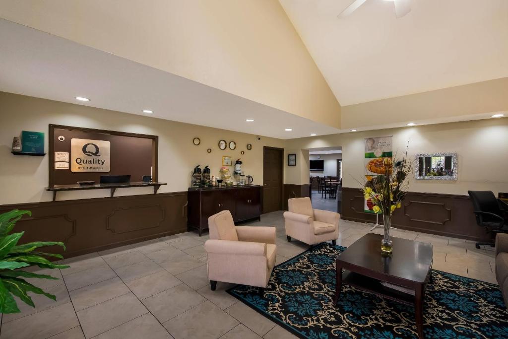 a lobby with a waiting room with chairs and a podium at Quality Inn Johnson City I-26 exit 17 in Johnson City