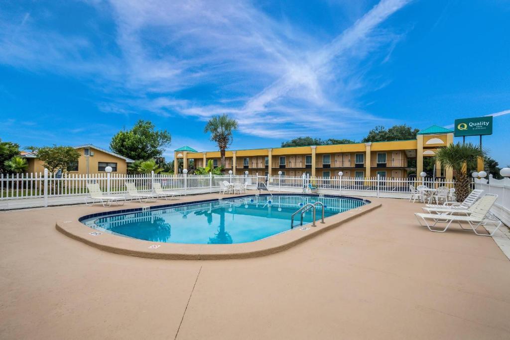 a swimming pool in front of a hotel at Quality Inn White Springs Suwanee in Live Oak