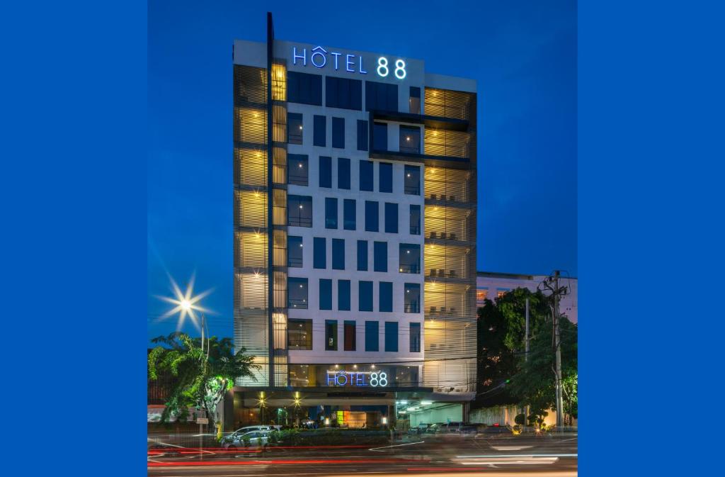un hôtel avec un bâtiment éclairé la nuit dans l'établissement Hotel 88 Embong Malang Surabaya By WH, à Surabaya