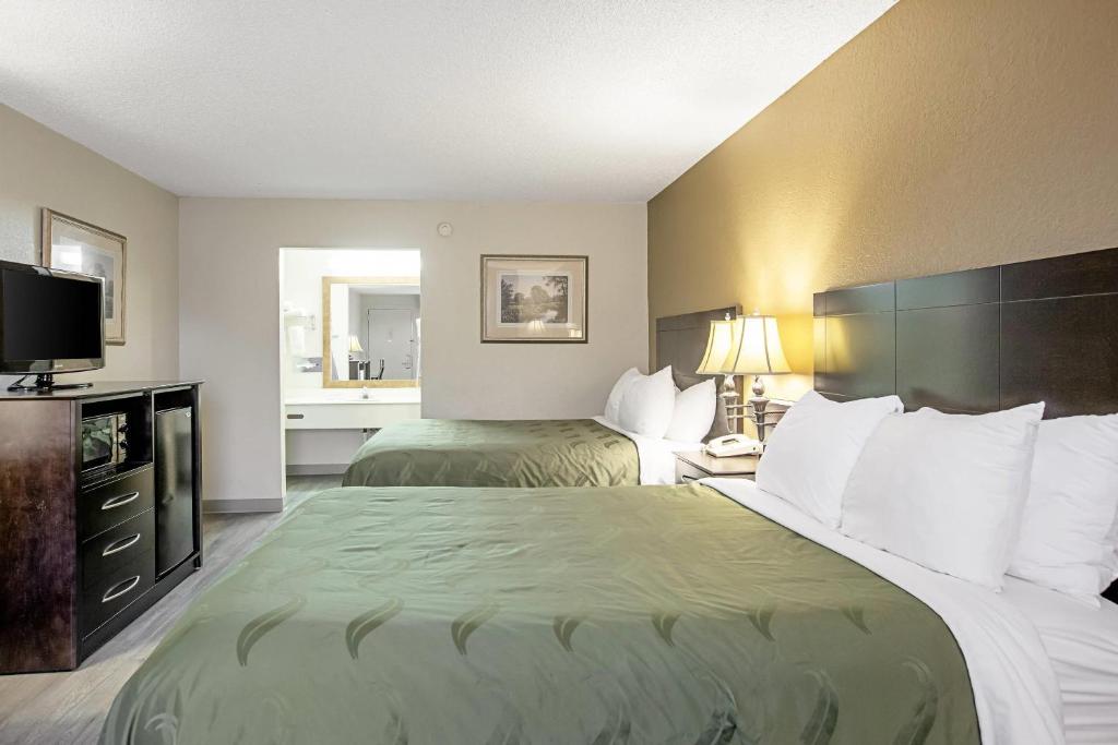 Quality Inn & Suites Live Oak I-10 Exit 283 - Queen Room With Two Queen Beds - Non-Smoking