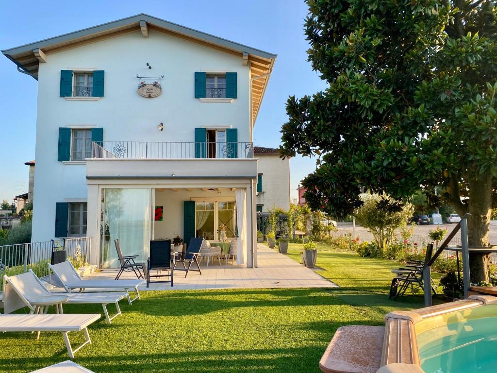 a villa with a swimming pool and a house at ROSETO HOLIDAYS AZZURRO in Cavalcaselle