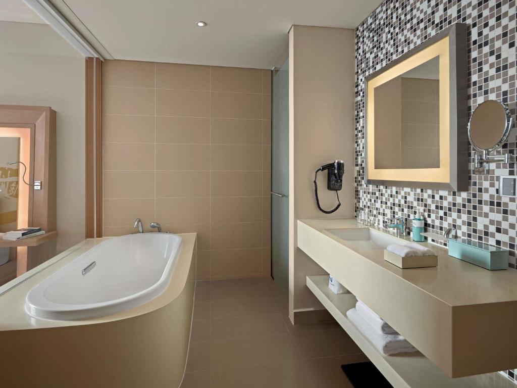 One-Bedroom Apartment with Kitchen and Bathtub