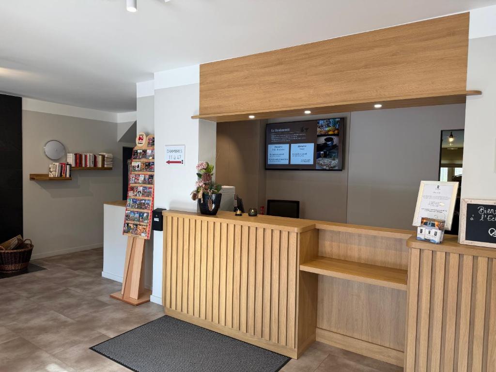 un ristorante con un bancone in una stanza di Hotel Ecluse 34 a Steinbourg