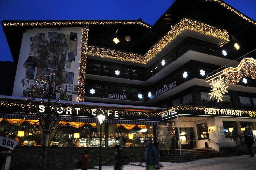 un edificio con luces de Navidad delante de él en Sporthotel St. Anton, en Sankt Anton am Arlberg