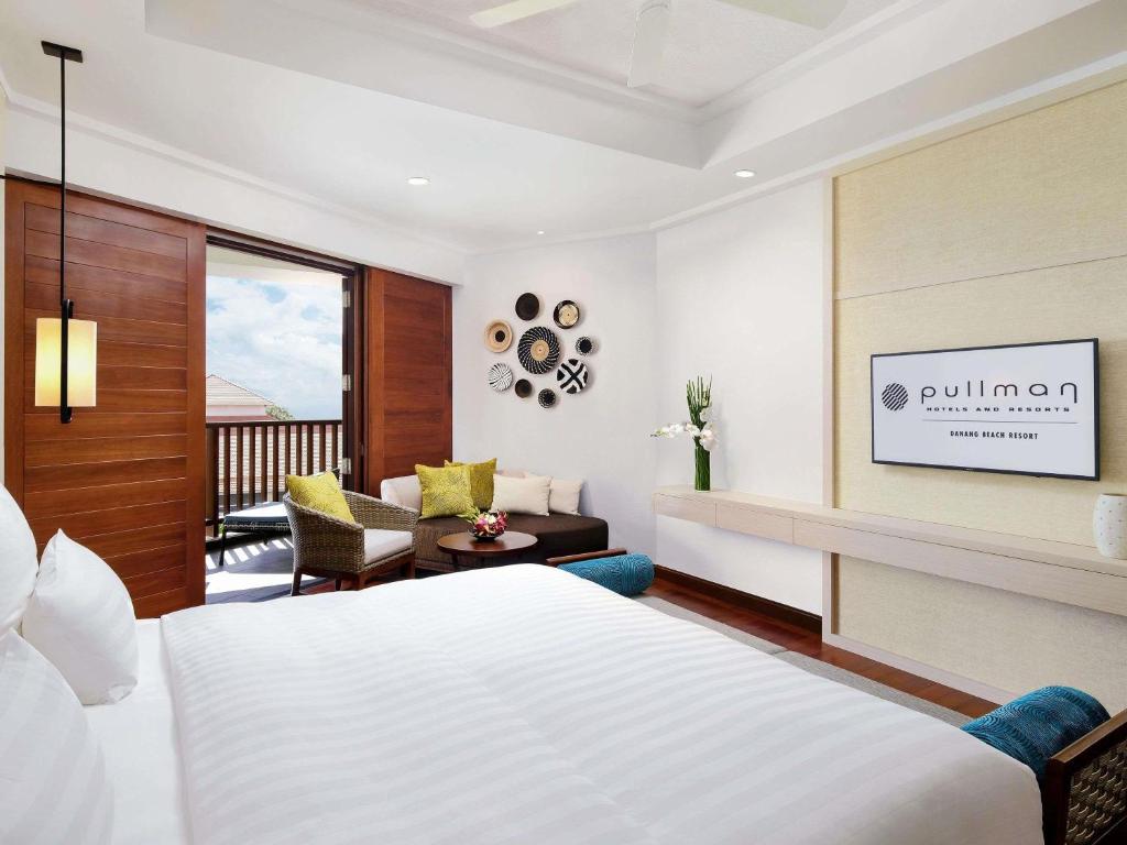 Deluxe Queen Room with Partial Ocean View