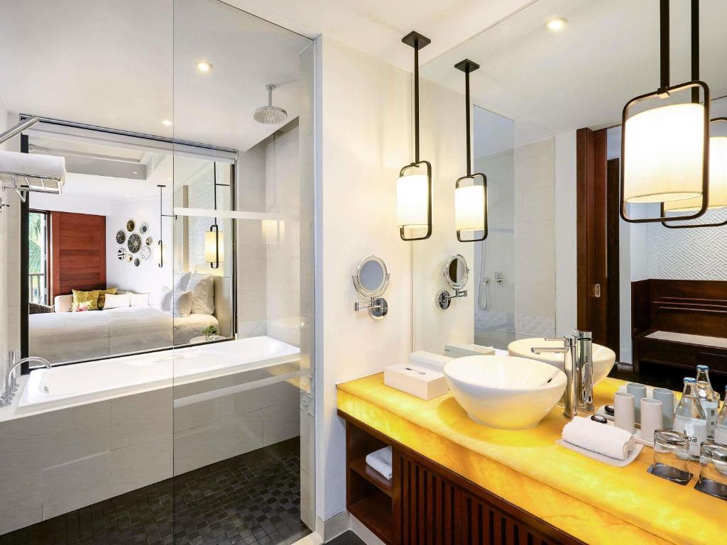 Deluxe Queen Room with Partial Ocean View