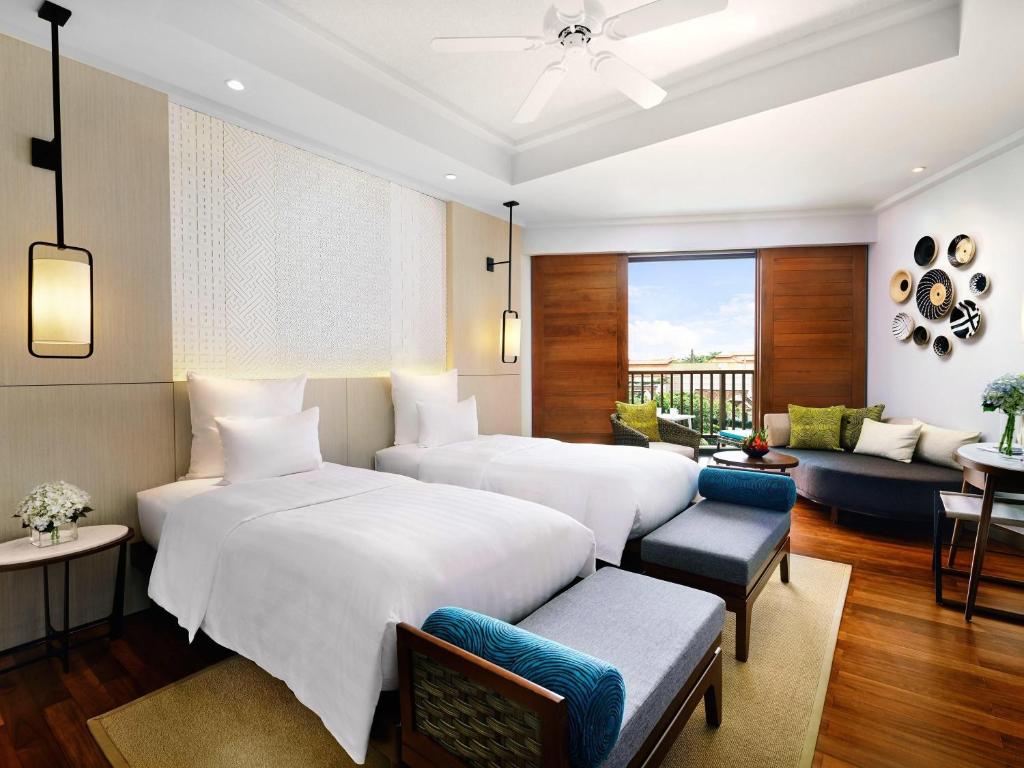 Deluxe Two Single Beds Room with Balcony - High Floor