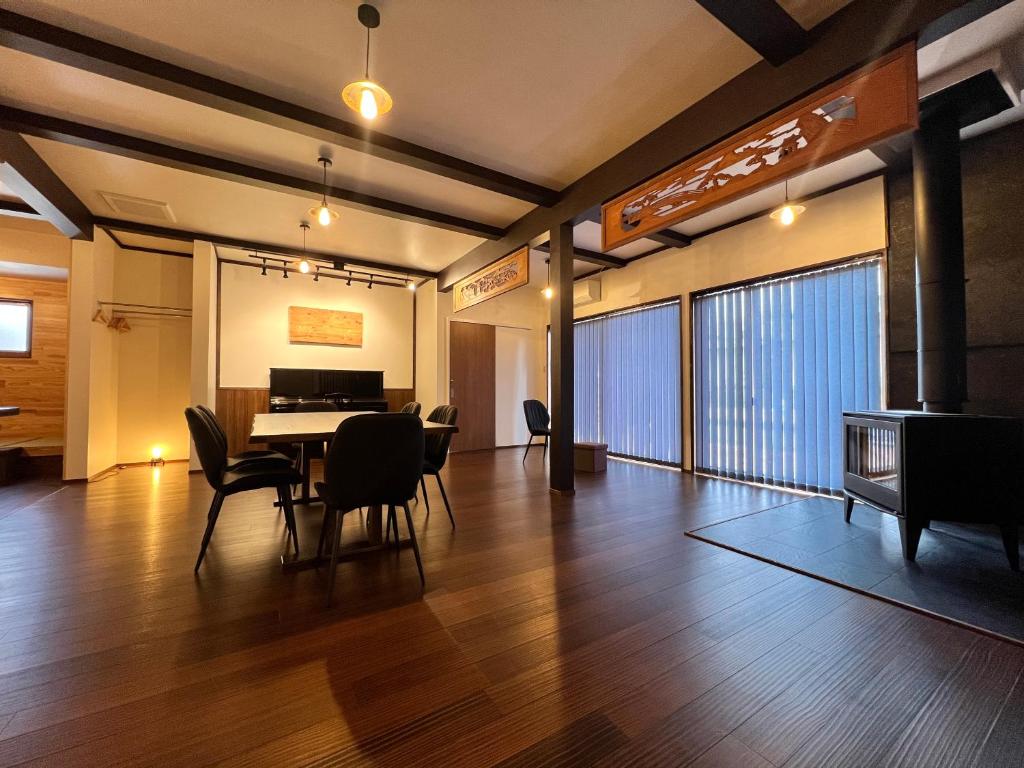a dining room with a table and chairs at 季紀の杜阿蘇 in Aso