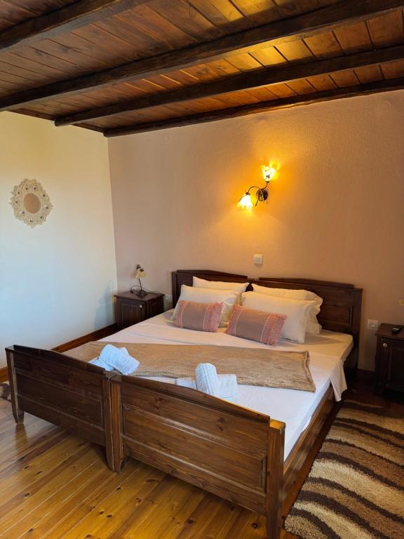 a bedroom with a large bed in a room at Poarta 1 in Portaria