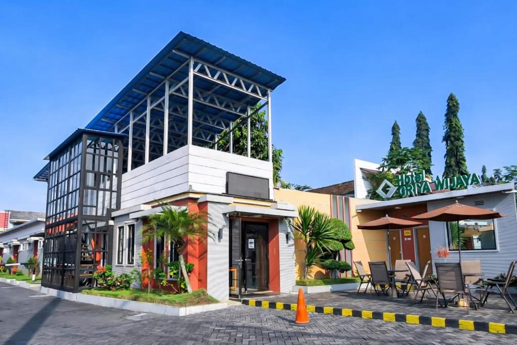 a building on the side of a street at Hotel Griya Wijaya Ambarawa in Ambarawa