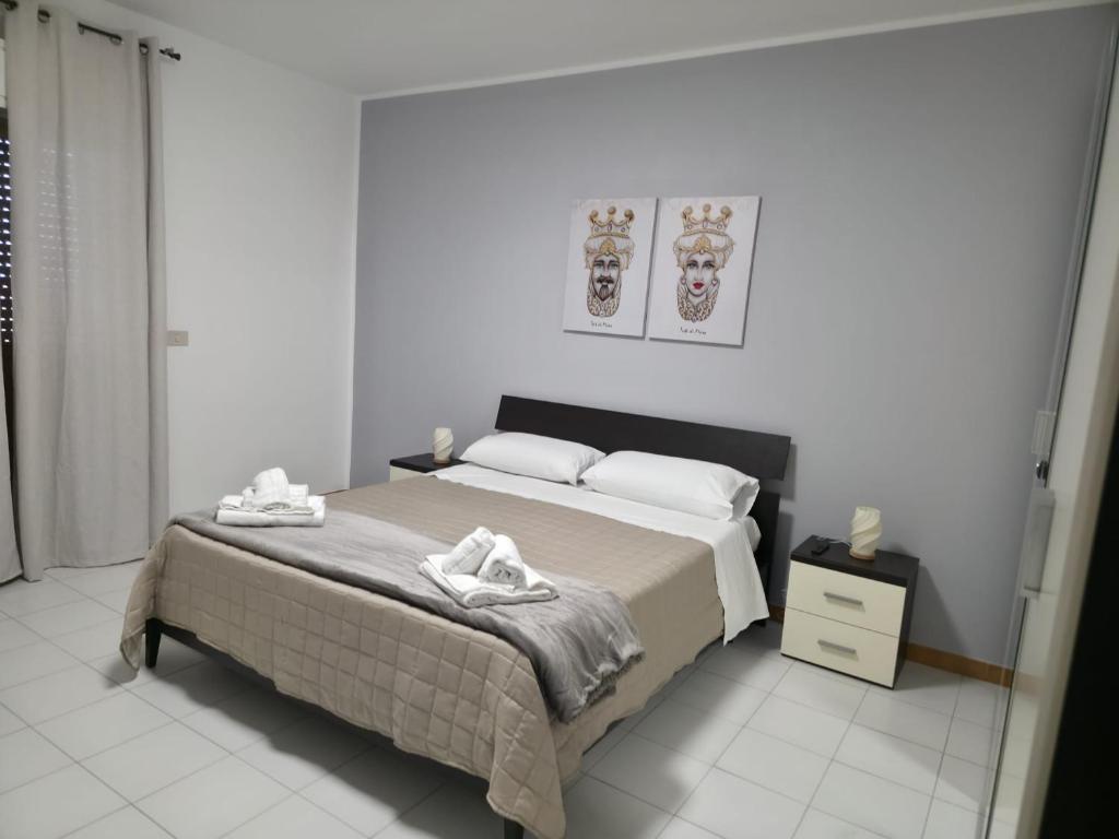 a bedroom with a bed with two towels on it at Moonlight Apartment in Schisò