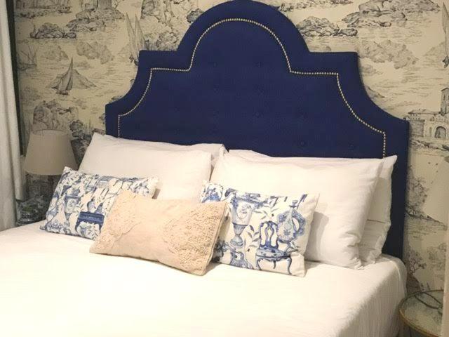 łóżko z niebiesko-białym zagłówkiem i poduszkami w obiekcie Your Home in Bairro Alto w Lizbonie
