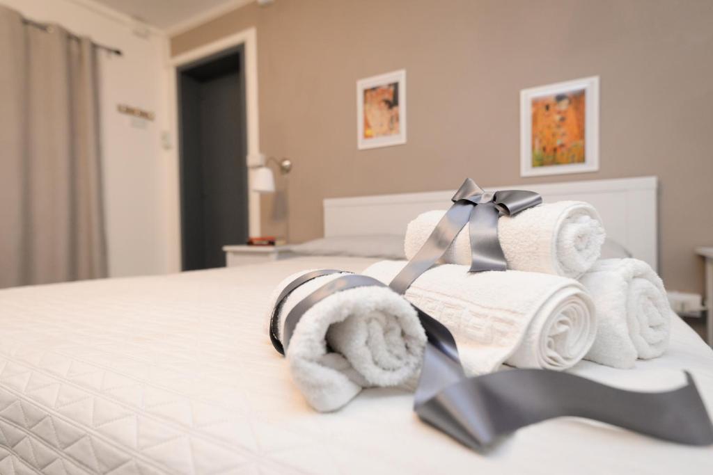 een stapel handdoeken bovenop een bed bij Canova apartment in Noto