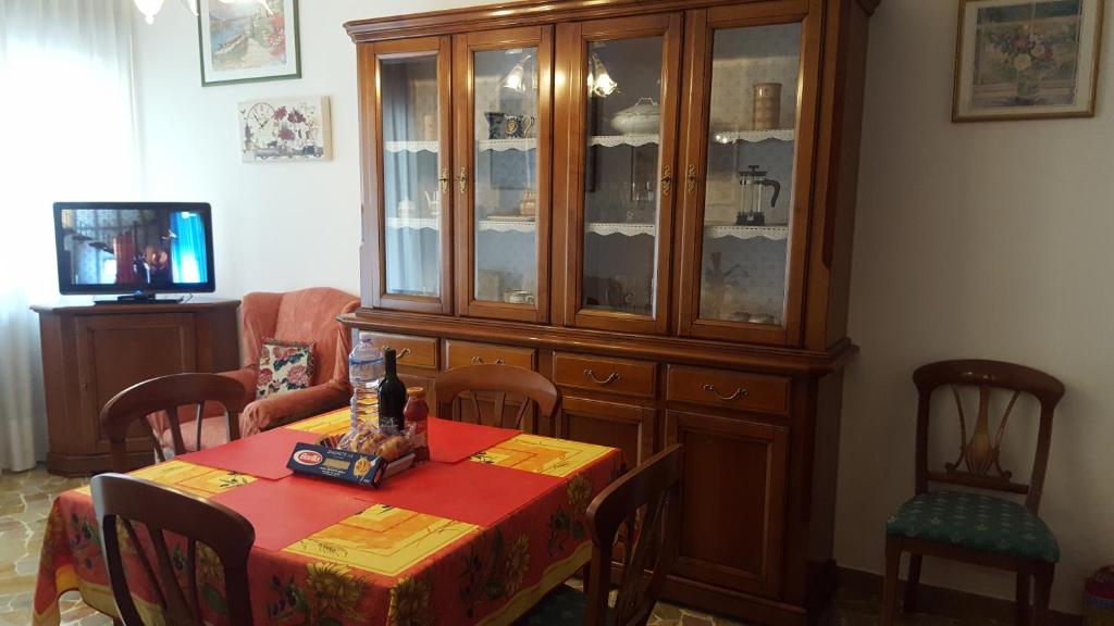 un comedor con una mesa y un armario de porcelana en Il Duca, en Mestre