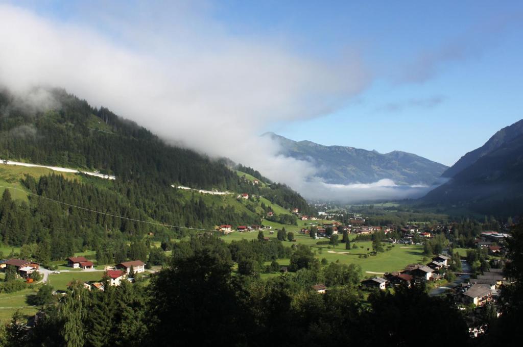 una pequeña ciudad en un valle en las montañas en Ferienwohnung Sonnblick, en Bad Gastein