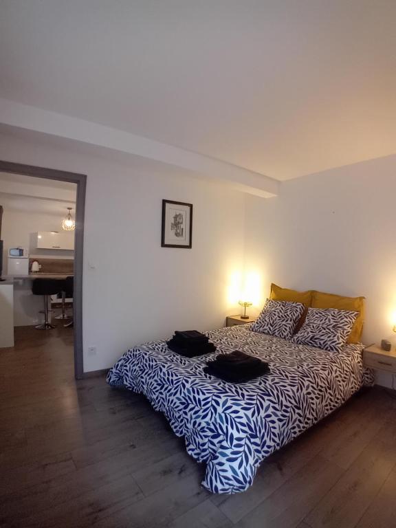 a bed in a room with two lamps and a piano at Le Bredele in Riquewihr