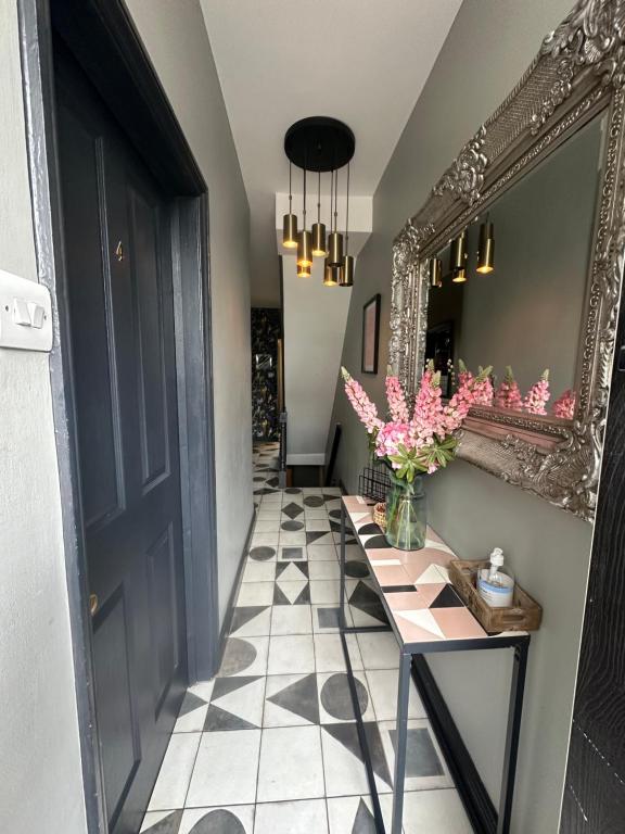 Comfortable Room or Whole House - 4BR 1BATH 1TOILET at Suffolk Pink House, Newmarket 8
