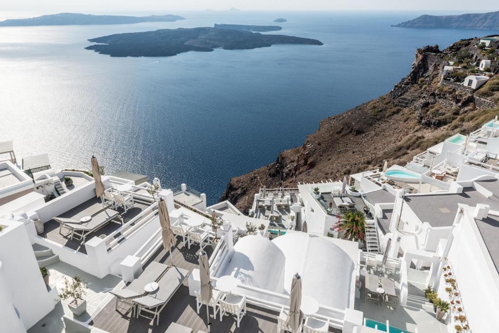 una vista aérea de edificios blancos y del océano en On The Rocks - Small Luxury Hotels of the World, en Imerovigli