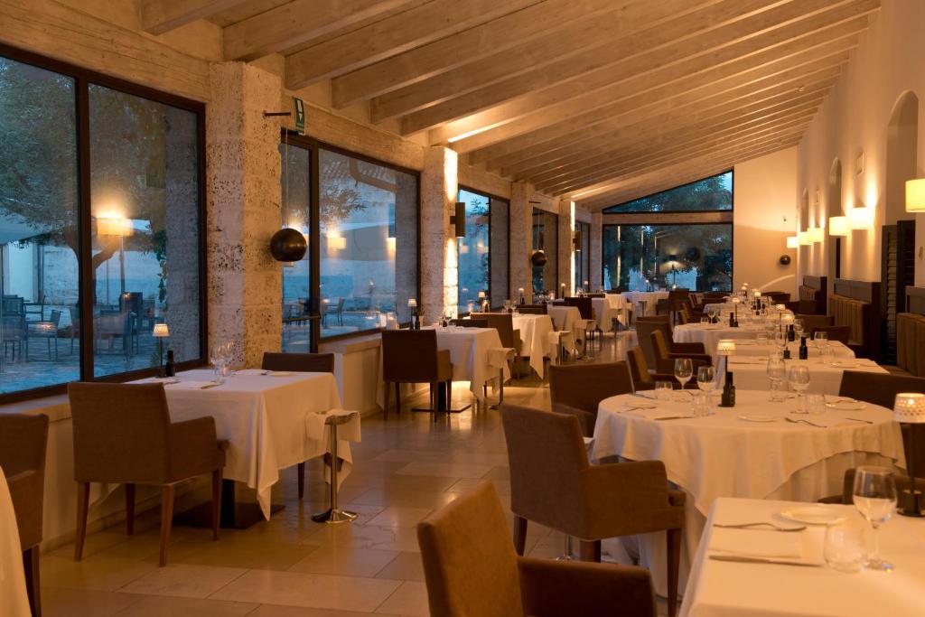 Reštaurácia alebo iné gastronomické zariadenie v ubytovaní Relais Histò San Pietro Sul Mar Piccolo