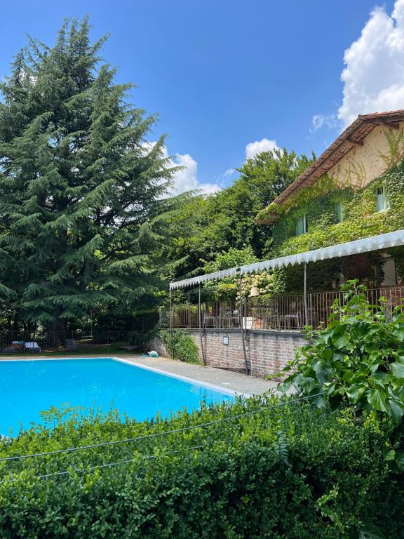 a swimming pool in front of a house at Locanda Maison Verte in Cantalupa