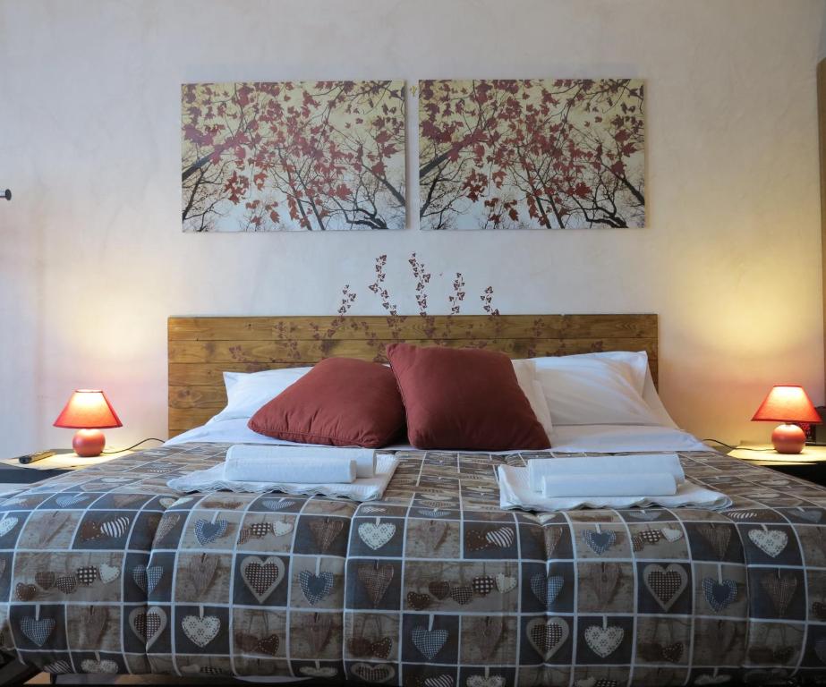 1 dormitorio con 1 cama grande y 2 lámparas en BiancoCancello, en Sacrofano