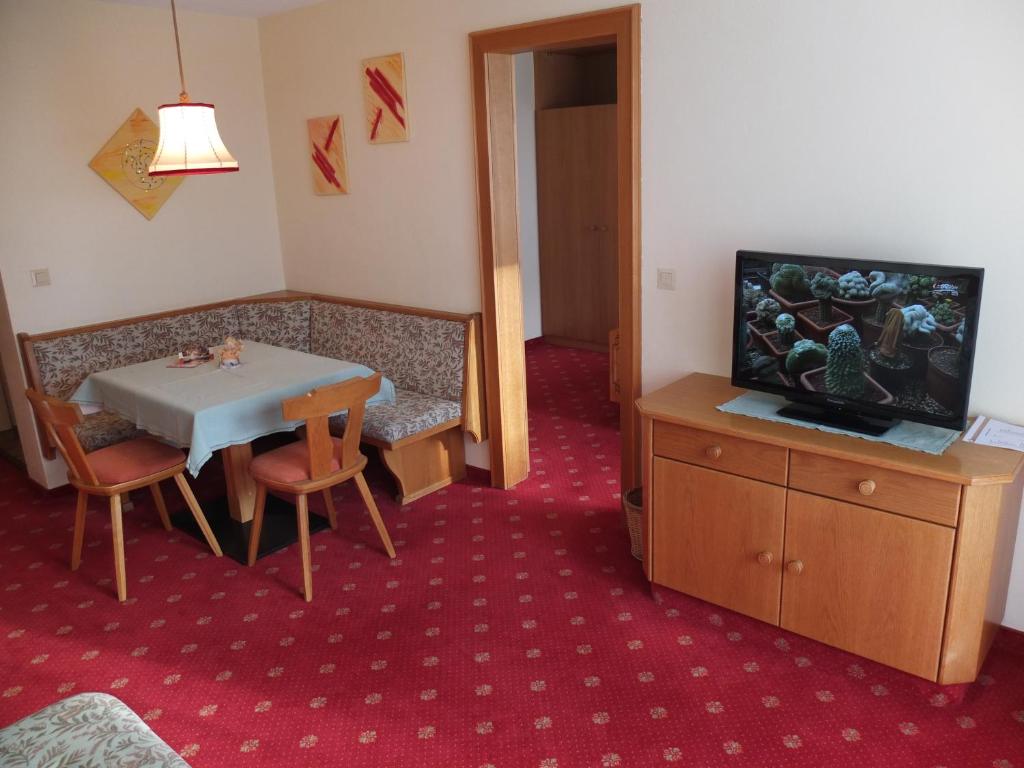 Televízia a/alebo spoločenská miestnosť v ubytovaní Das Apartment Rief daheim beim Wanderprofi Adults Only